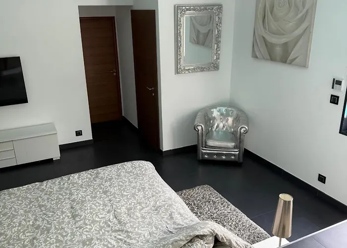 Atypical Loft With Private Pool * Le Lavandou